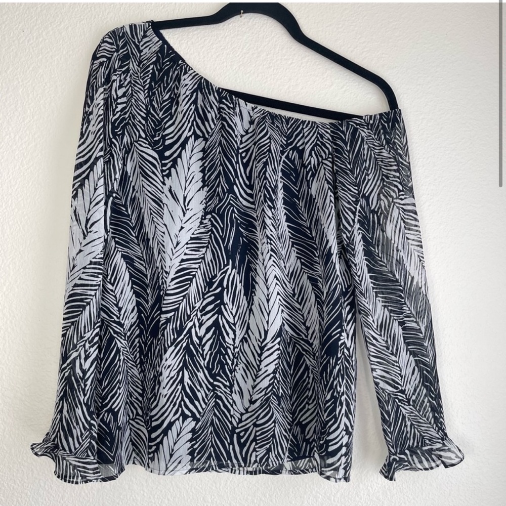 Club Monaco One-Shoulder Blouse Flare Cuffs
Palm printed size XS